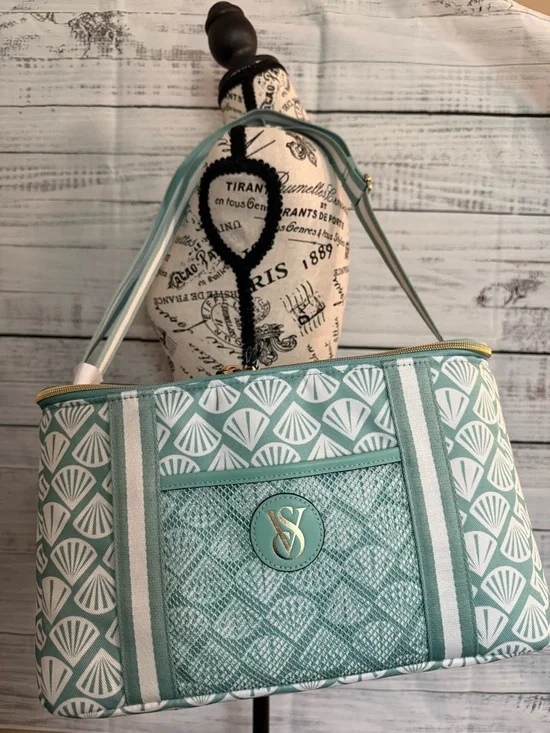 Victoria’s Secret green and white Shell-Print insulated cooler with Front Pocket - Picture 1 of 8